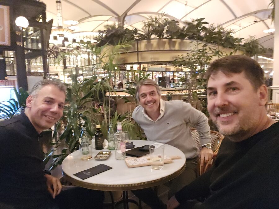 Encuentro con colegas durante el MWC 2026 en Barcelona